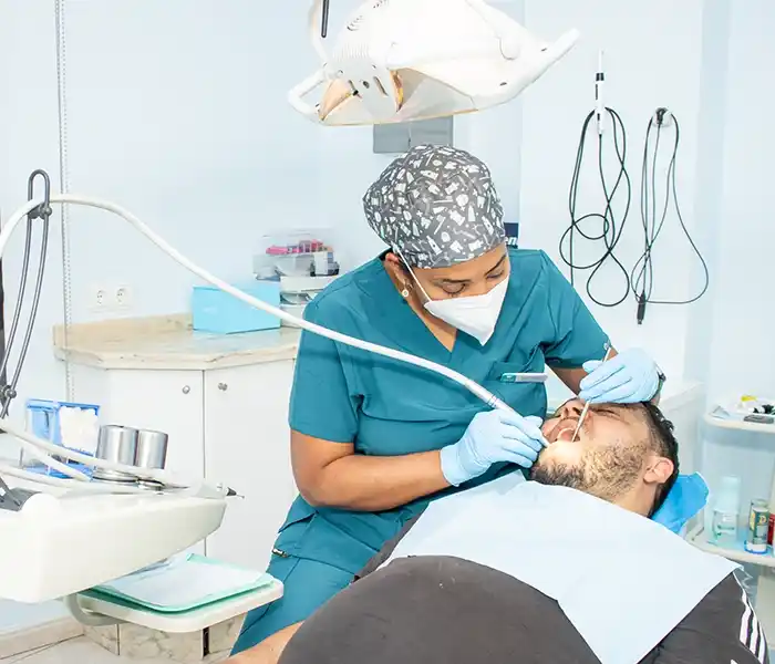 La doctora realizando una revisión a un paciente en la clínica.