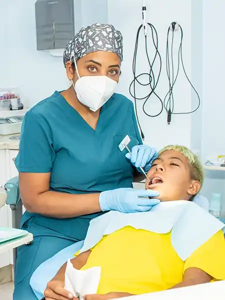 Leidy en consulta atendiendo a un paciente.