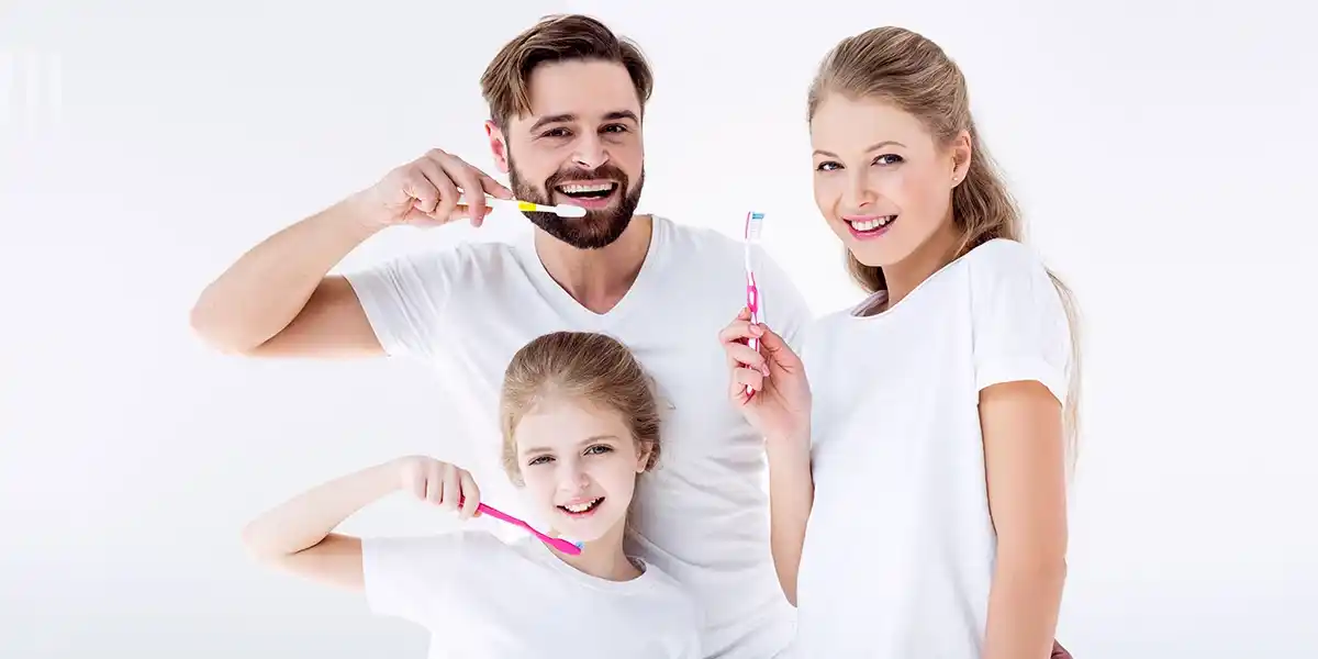 familia lavándose los dientes.