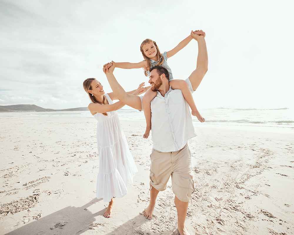 Familia paseando por la playa.