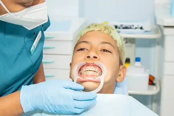 Paciente en consulta revisando los brackets.