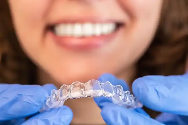 Primer plano de una ortodoncia invisible.