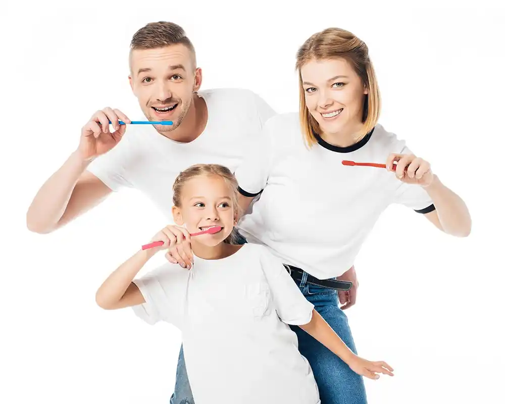 Una familia cepillándose los dientes.