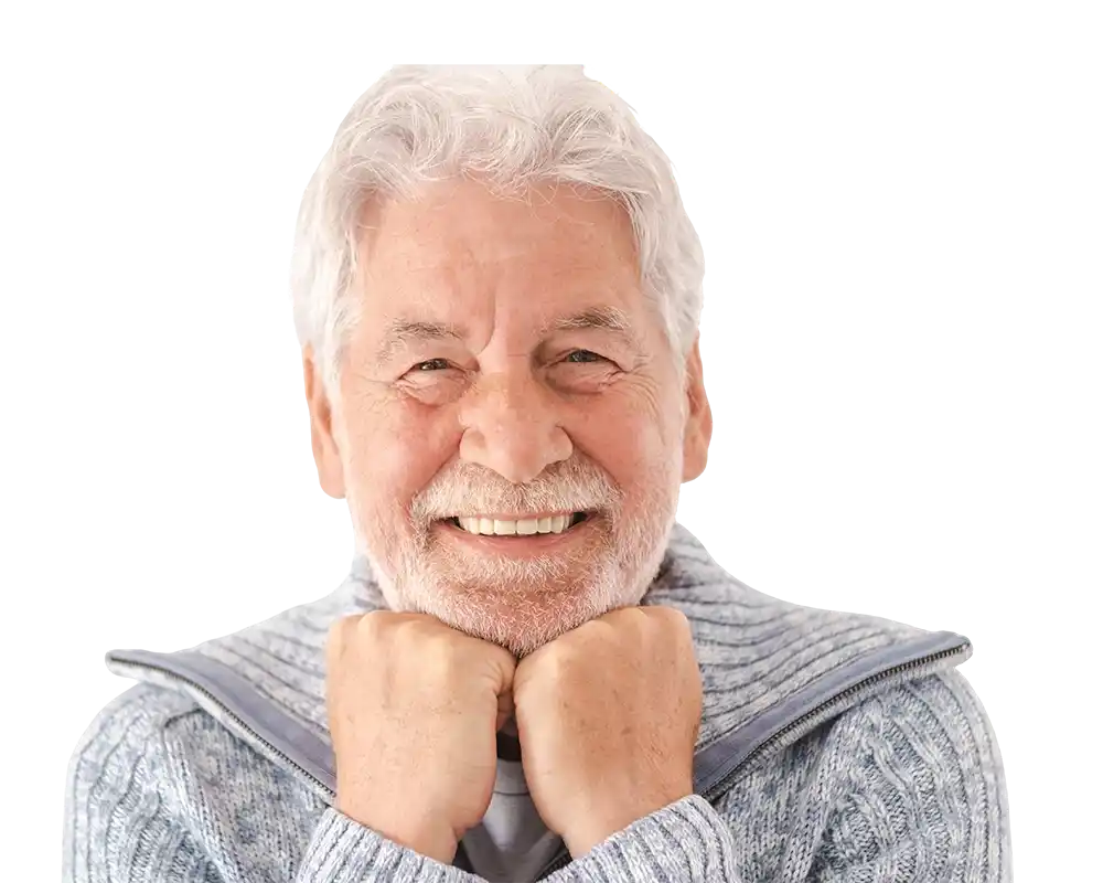 Señor feliz con prótesis dental.